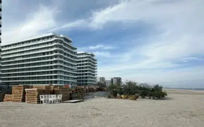 Președintele a atacat la CCR legea care dă 20% din plaje direct primăriilor