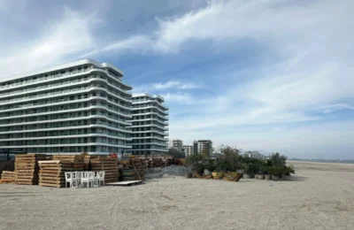 Președintele a atacat la CCR legea care dă 20% din plaje direct primăriilor