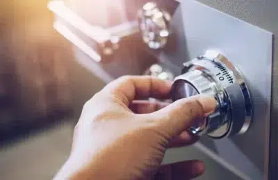 Cum să cumperi un seif de 15 euro care ascunde un lingou de aur în valoare de 30.000 de euro?