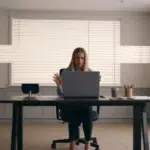 În SUA, Inteligența Artificială elimină 25.000 de locuri de muncă lunar