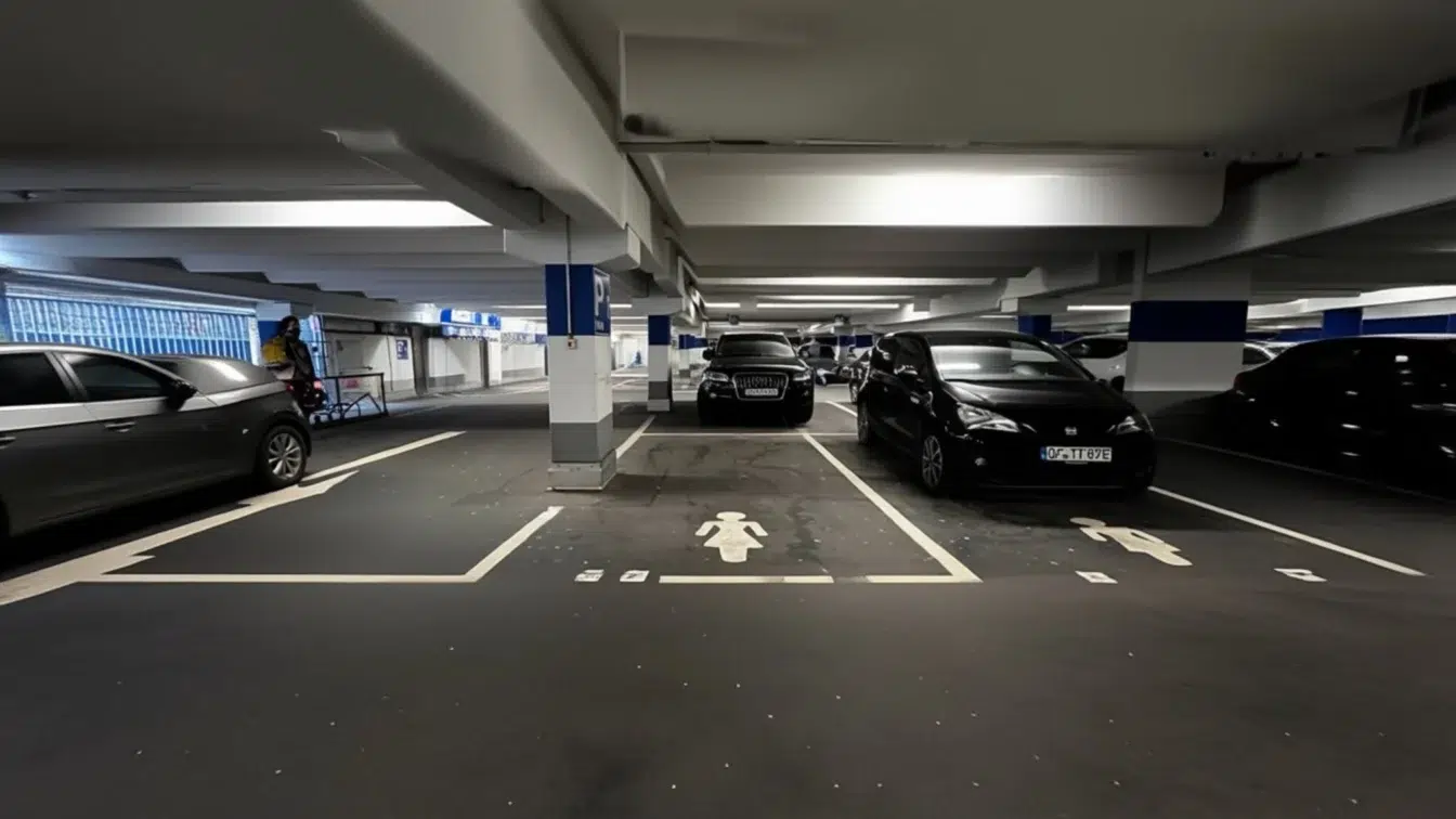 Cum arată parcările pentru femei, a mașinilor autonome și a vehiculelor zburătoare, în lume