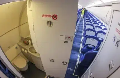 Jumătate din tăvile de securitate au viruși şi care sunt cele mai murdare locuri din avion
