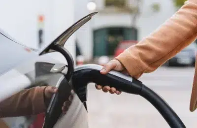 Bateriile mașinilor electrice s-au ieftinit cu 93% și schimbă regulile jocului auto
