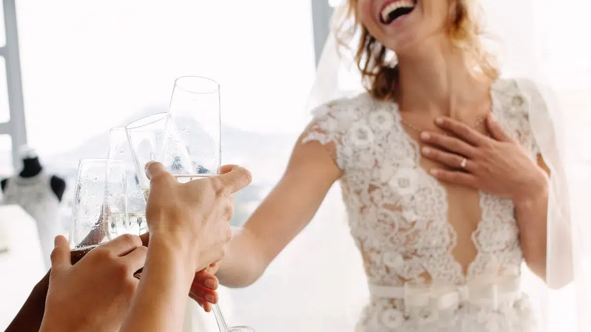 În Marea Britanie o mireasă a fost luată cu ambulanța de la nuntă, după prea multe shot-uri