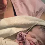 Naștere la 10.000 de metri - o fetiță de 2,5 kg a venit pe lume într-un avion Delta