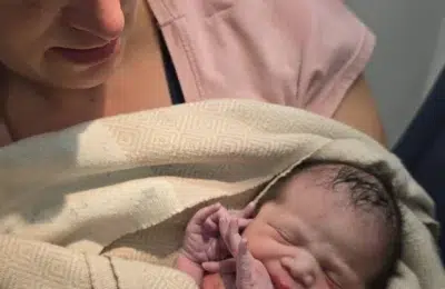 Naștere la 10.000 de metri – o fetiță de 2,5 kg a venit pe lume într-un avion Delta