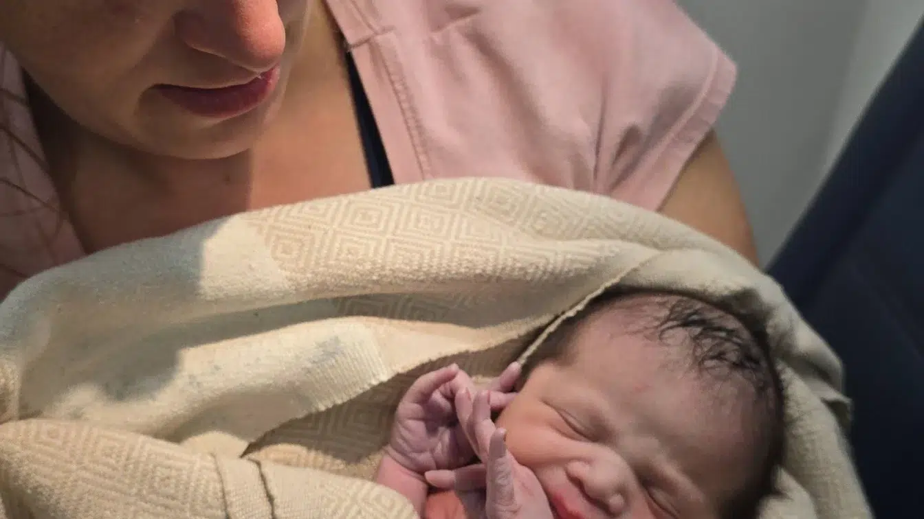 Naștere la 10.000 de metri – o fetiță de 2,5 kg a venit pe lume într-un avion Delta