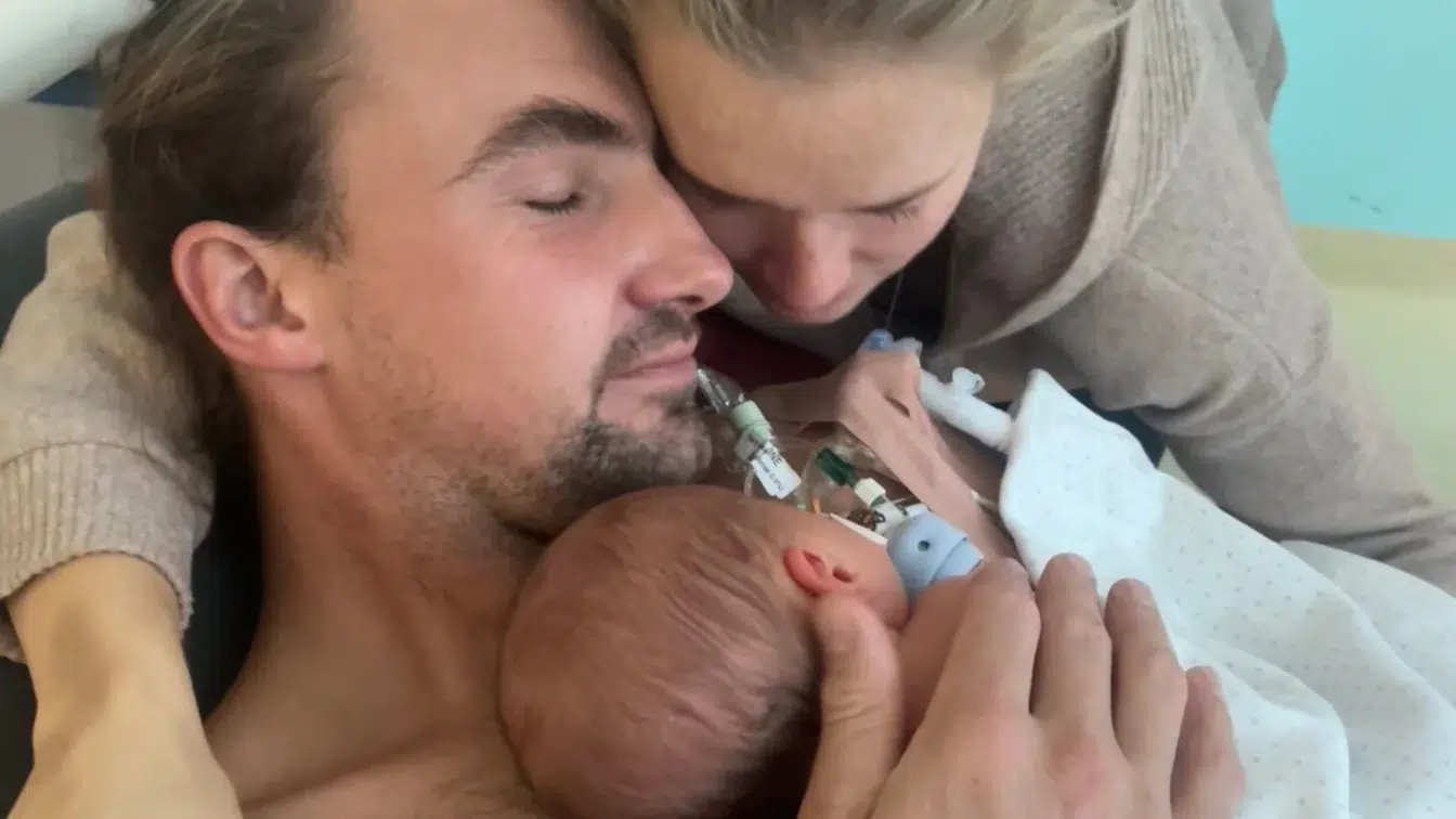 Tragedie la naștere – ambulanța chemată cu 90 de minute prea târziu pentru un bebeluș