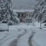 Zăpadă de 20 cm în Harghita, a lăsat navetiștii pe jos după expirarea contractelor de deszăpezire