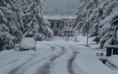 Zăpadă de 20 cm în Harghita, a lăsat navetiștii pe jos după expirarea contractelor de deszăpezire