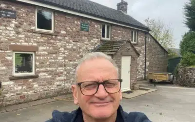 Bărbatul care urina de 18 ori pe zi spune cum o operație cu robot i-a schimbat viața