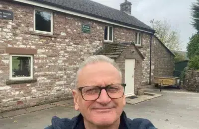 Bărbatul care urina de 18 ori pe zi spune cum o operație cu robot i-a schimbat viața