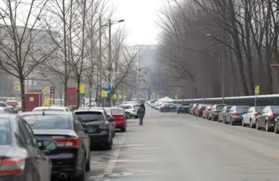 Primăria vrea să anuleze parcarea gratuită pentru 196.210 mașini electrice și hibrid