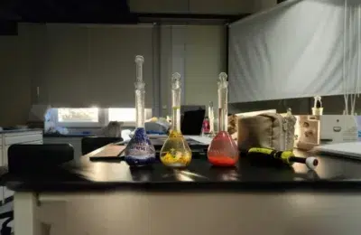 Hainele pentru copii depășesc limita de plumb de 100 ppm, avertizează oamenii de știință