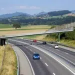 În Elveţia, un pod de 60 de tone a fost montat în câteva ore, după un an de planificare