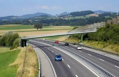 În Elveţia, un pod de 60 de tone a fost montat în câteva ore, după un an de planificare