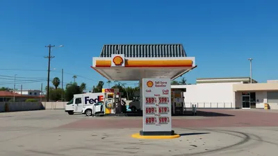 Prețul benzinei ar putea scădea sub 4 dolari pe galon în următoarele zile