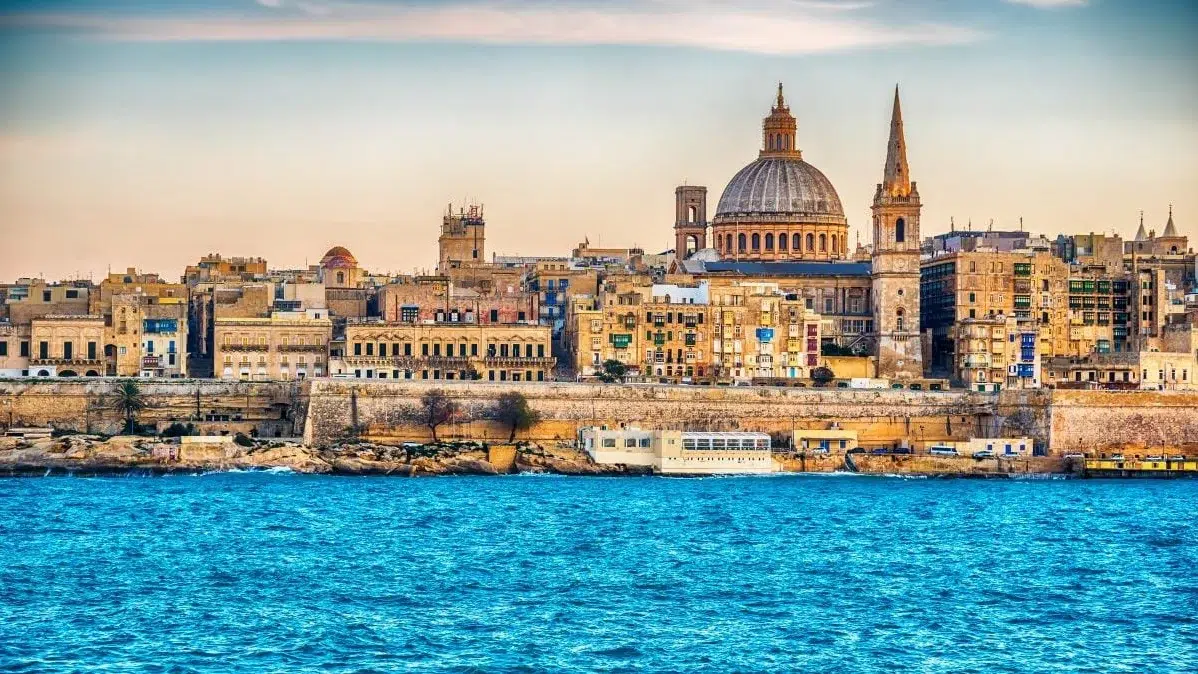 De 5 ani Malta îngheață prețul benzinei la 1,34 euro și nu îl schimbă nici în 2026