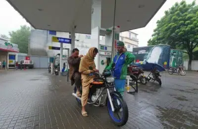 Prețul petrolului sare de 110 dolari după amenințările lui Trump la adresa Iranului