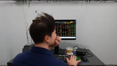 Prețul petrolului scade cu 9% după ce Iranul redeschide Strâmtoarea Hormuz