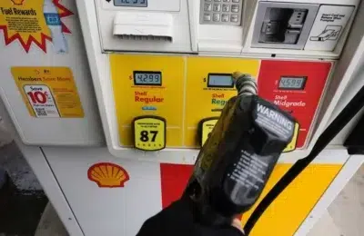 Prețul petrolului a explodat la 125 de dolari. Urmează scumpiri masive la pompă