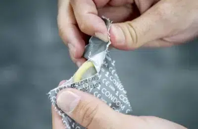 Criza din Iran a afectat şi cel mai mare producător de prezervative din Malaezia