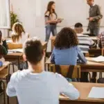 Pentru 32 de licee, orarul se schimbă din 2026 cu noi materii, ca robotica și IA