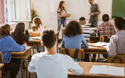 Pentru 32 de licee, orarul se schimbă din 2026 cu noi materii, ca robotica și IA