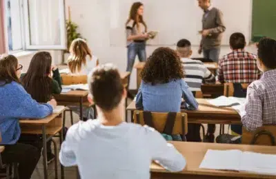 Pentru 32 de licee, orarul se schimbă din 2026 cu noi materii, ca robotica și IA