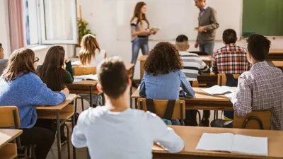 Pentru 32 de licee, orarul se schimbă din 2026 cu noi materii, ca robotica și IA