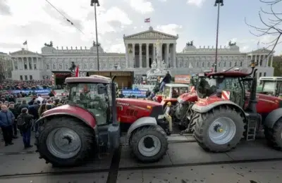 Peste 300 de tractoare au invadat Viena cerând etichetarea obligatorie a alimentelor