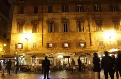 Un român a vrut să achite 150 de euro cu bani falși și a băgat în spital un patron din Roma