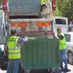 În Salonic, un român de 46 de ani a fost aruncat în mașina de gunoi cu tomberonul în care dormea