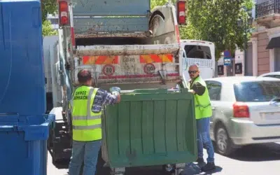 În Salonic, un român de 46 de ani a fost aruncat în mașina de gunoi cu tomberonul în care dormea