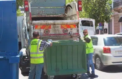 În Salonic, un român de 46 de ani a fost aruncat în mașina de gunoi cu tomberonul în care dormea
