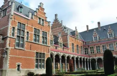 Doi români riscă 10 luni de închisoare în Belgia după ce au lăsat scrisori false