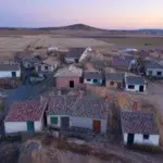 Care este satul spaniol cu 40 de locuitori care oferă casă gratuită la doar 2 ore de Madrid?