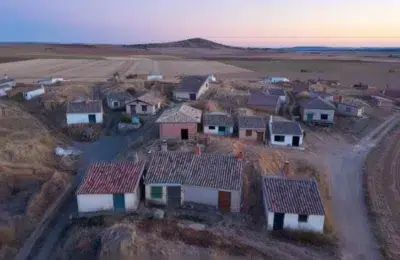 Care este satul spaniol cu 40 de locuitori care oferă casă gratuită la doar 2 ore de Madrid?