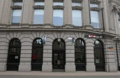 Loialitatea te costă. 4 din 10 britanici nu și-au schimbat banca de peste 20 de ani