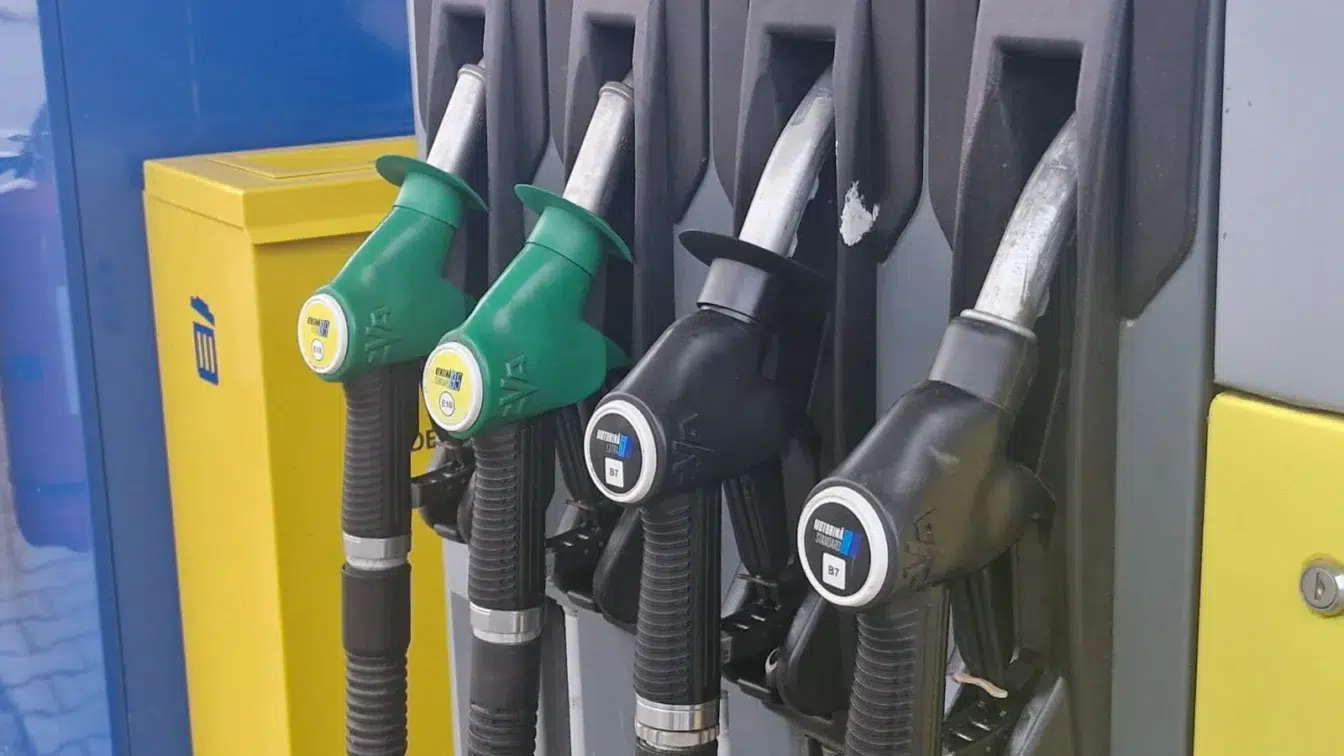 Motorina a sărit din nou de 9 lei după scumpiri de până la 47 de bani pe litru