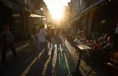 În prezent, aproape 50% dintre români renunță la vacanțe din cauza scumpirilor