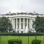 Casa Albă dă afară aproape 10.000 de angajați și vrea securitate privată în aeroporturi