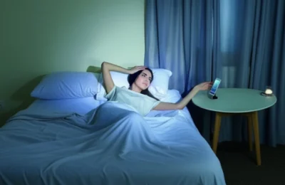 O oră pe telefon, în pat, crește riscul de insomnie cu 59%