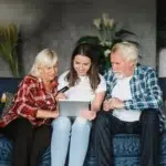 Banca părinților se închide? 52% dintre ei reduc sprijinul financiar pentru copii