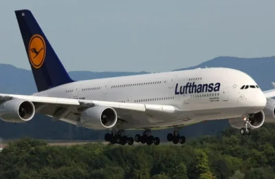 Lufthansa introduce o taxă de minim 15 euro pentru bagajul de mână