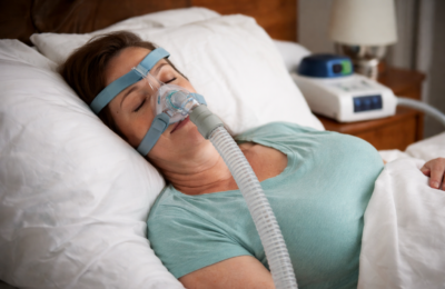 Apneea în somn — ce se întâmplă de fapt în corp când nu mai respiri noaptea