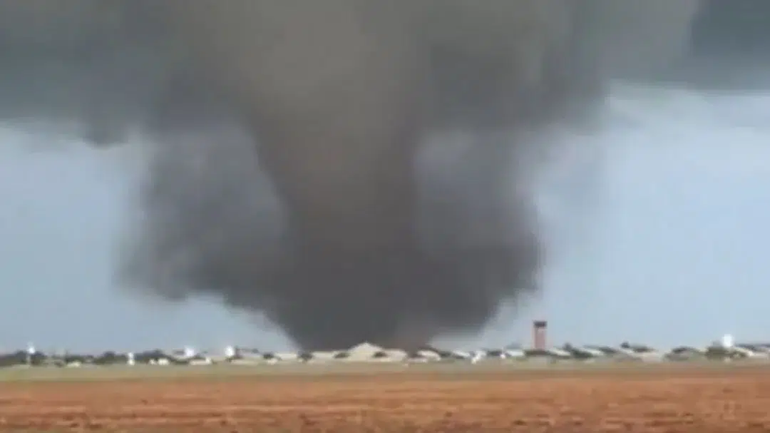 În Oklahoma, cel puțin 10 au fost răniți după ce o tornadă a lovit o bază aeriană