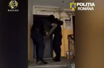 DIICOT a descins în 3 județe la o rețea ce vindea droguri elevilor cu 100 de lei gramul