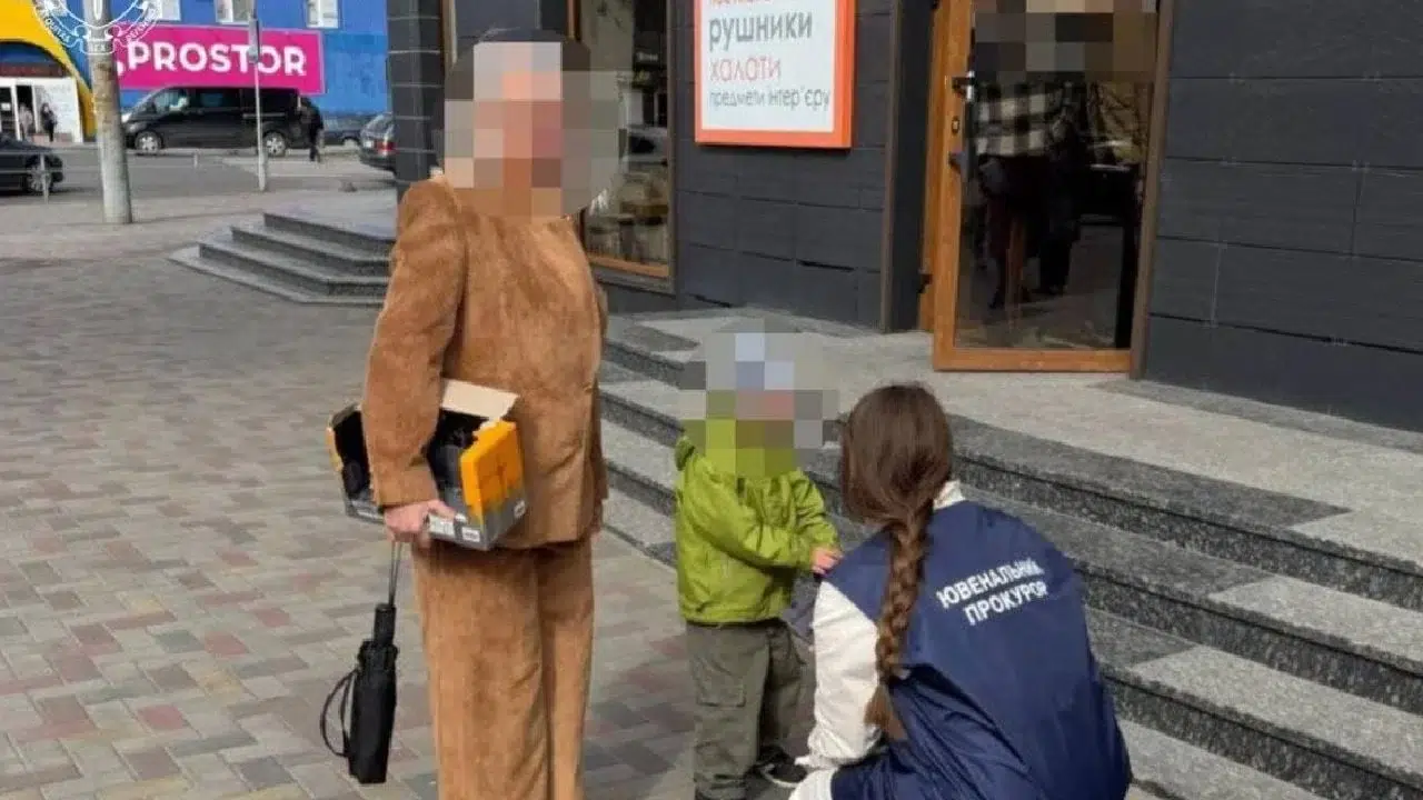 O mamă din Ucraina și-a vândut fiul de 6 ani pentru 25.000 de dolari