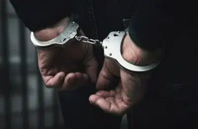 În Craiova, un bărbat de 55 de ani, a fost arestat 30 de zile după ce și-a bătut fosta soție și fiica